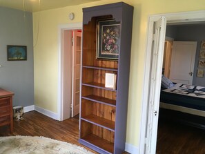 1 bedroom, desk, WiFi, bed sheets - 3 Blocks from the Mississippi River in the Park-To-Park Historic District. (Fort Madison)