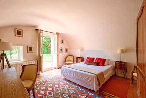 6 bedrooms, iron/ironing board, free WiFi, bed sheets