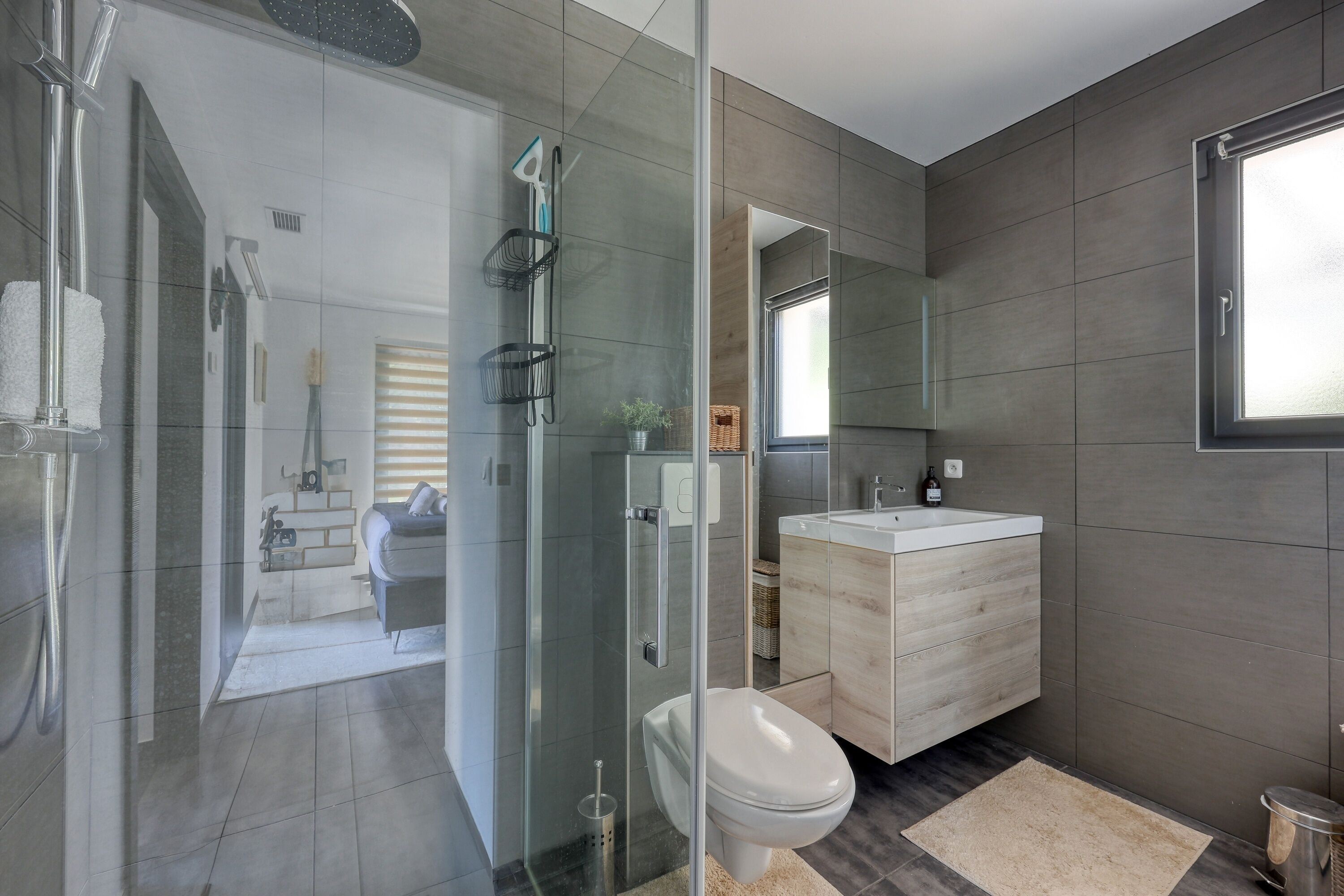 Articles de toilette (gratuits), séchoir à cheveux, serviettes fournies