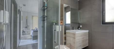 Articles de toilette (gratuits), séchoir à cheveux, serviettes fournies