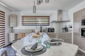 Kühlschrank, Mikrowelle, Ofen, Geschirrspüler
