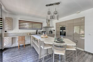 Kühlschrank, Mikrowelle, Ofen, Geschirrspüler
