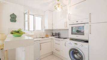 Een koelkast, een oven, een vaatwasser, een koffiezetapparaat/waterkoker