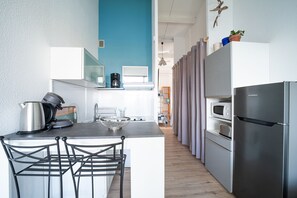 Kjøleskap, mikrobølgeovn, kaffetrakter/tekoker og vannkoker