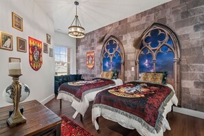 4 bedrooms, iron/ironing board, WiFi, bed sheets - ONLY 1.5 MILES FROM DISNEY PARKS (Kissimmee)