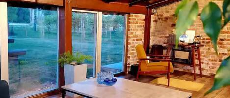 Huis (Drava Life - Two Bedroom Holiday Home) | Woonkamer | Een 32-inch flatscreentelevisie met kabelzenders