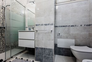 Huoneisto, näköala puutarhaan | Kylpyhuone