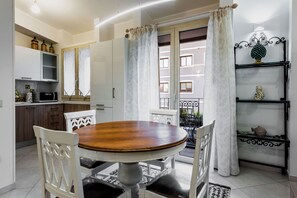 Leilighet, hageutsikt | Oppholdsområde | En 35-tommers smart-TV med digitale kanaler