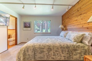 3 habitaciones, escritorio y tabla de planchar con plancha 