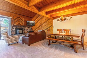 Smart TV, chimenea, libros