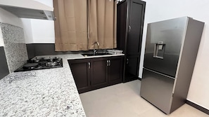 Refrigerador, microondas, cafetera y tetera y tetera eléctrica 