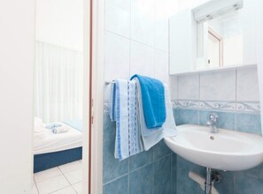 Shower, towels - Apartments Lili (Podgora)