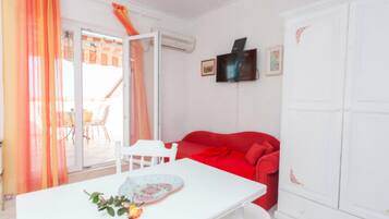 إستديو (Apartments Lily Studio with Terrace a) | غرفة المعيشة | تلفزيون بشاشة مسطحة بحجم 32-بوصة يعرض قنوات فضائية