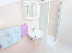 Studio (Apartments Lily Studio with Terrace a) | Bilik Mandi | Pancuran mandi, tuala disediakan 
