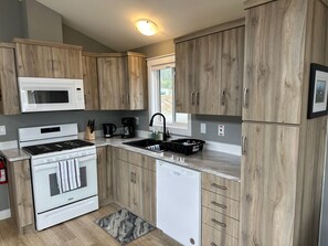 Réfrigérateur, four à micro-ondes, un four, surface de cuisson