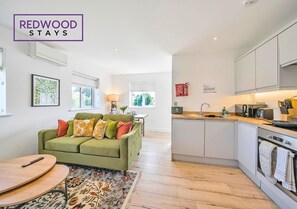 Economy Apartment, 1 Bedroom, Private Bathroom | Private kitchen | Full-sized fridge, microwave, oven, stovetop - Kingsclere Apartments in Basingstoke (Basingstoke)