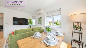 Economy Apartment, 1 Bedroom, Private Bathroom | In-room dining