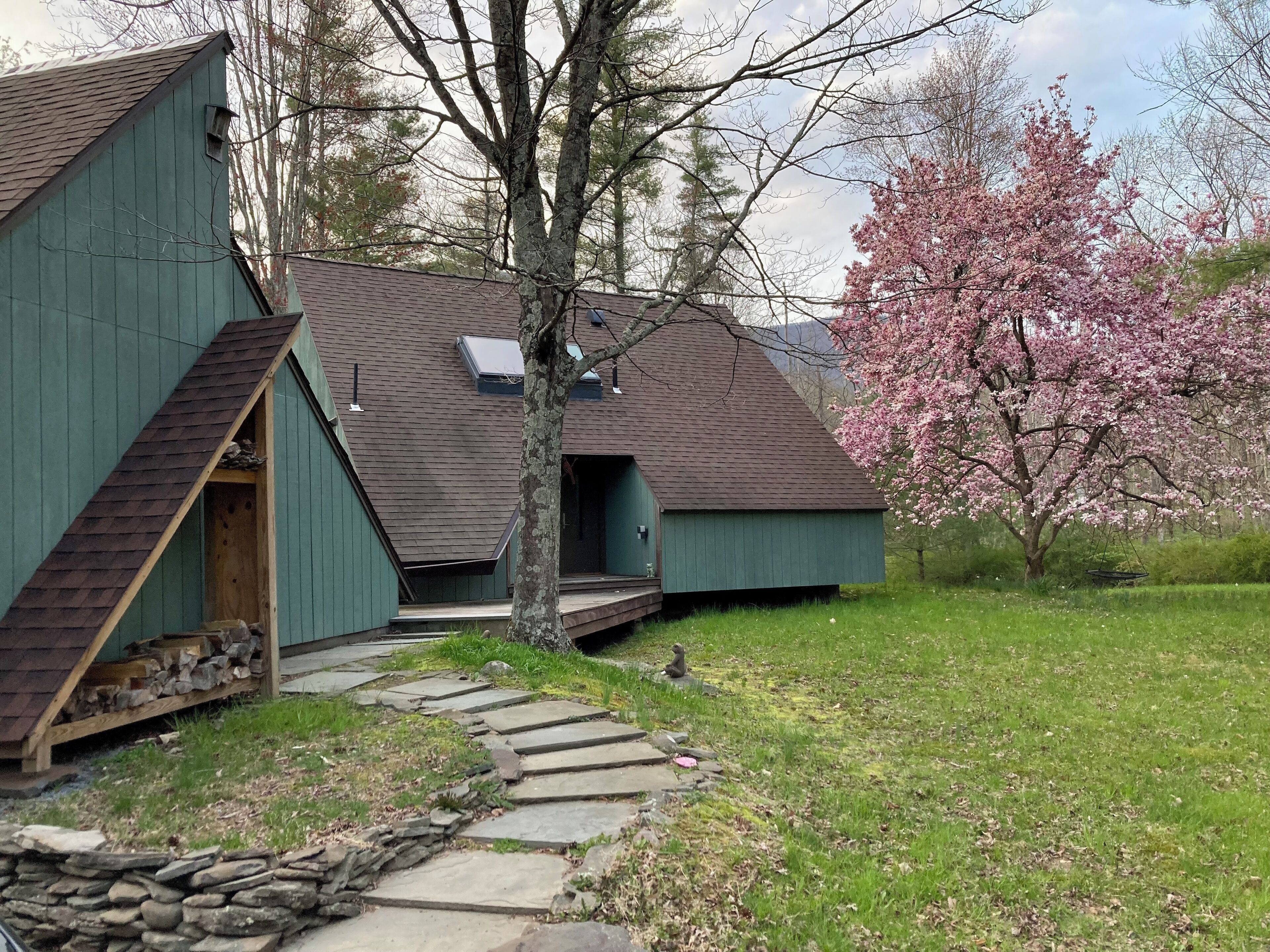 Private house in the woods. 1.5 miles to Woodstock town center.