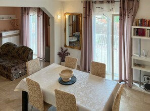 House (Holiday Home Aurora - Three bedroom H) | Ruang makan