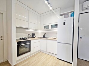 아파트 (One Bedroom Apartment with Private Ga) | 전용 주방 | 냉장고