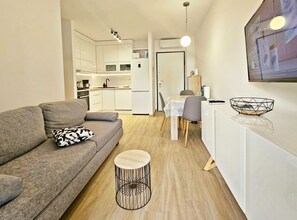 아파트 (One Bedroom Apartment with Private Ga) | 거실 | 위성 채널  시청이 가능한 32인치 평면 TV