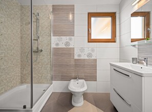 House (Holiday Home Mlačić - Three Bedroom) | Bathroom | Shower, towels