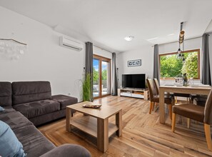 Hus (Holiday Home Mlačić - Three Bedroom) | Vardagsrum | 32-tums platt-tv med satellitkanaler