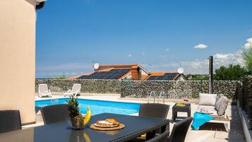 Nhà (Holiday Home Mlačić - Three Bedroom) | Hồ bơi ngoài trời