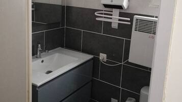 Serviettes fournies, savon, papier toilette