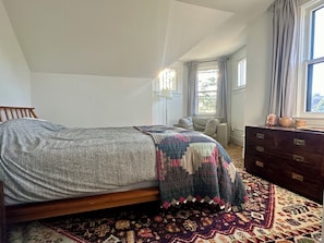 3 bedrooms, desk, WiFi, bed sheets