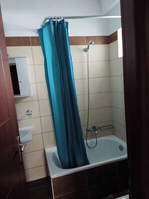 Haartrockner, Handtücher, Toilettenpapier