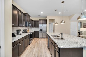 Fridge, microwave, oven, stovetop - Last Minute Disney! Private Pool, Game Room & Themed Bedrooms. Book Now! #115221 (Orlando)
