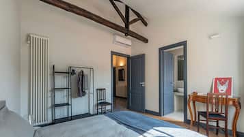 Apartamento, vista para a cidade | 2 quartos, espaço de trabalho para notebook