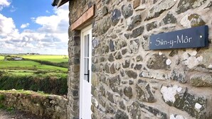 Un edificio de piedra con un letrero que dice "Sün-g-Mör".