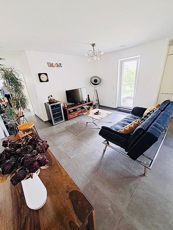Deluxe Apartment | Living area | Flat-screen TV - Spacious 3 Bedrooms with Garden View (Kehlen)