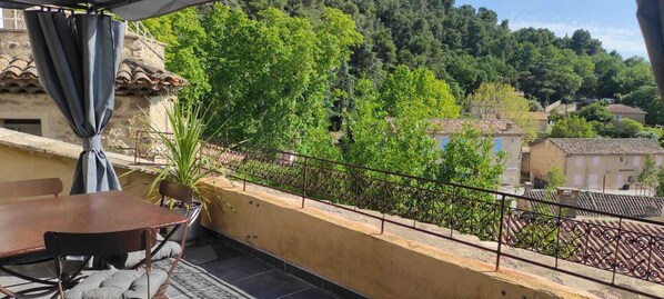 تناول الطعام بالخارج