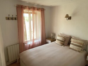 2 عدّة غرف نوم وواي فاي وملاءات أسرّة