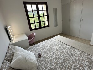 3 Schlafzimmer, Schreibtisch, Bügeleisen/Bügelbrett, kostenloses WLAN