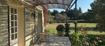 Villa Lou Cabanoun in Eygalières with view of the Alpilles mountains