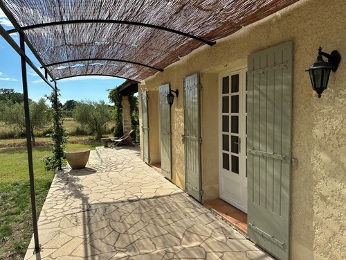Villa Lou Cabanoun in Eygalières with view of the Alpilles mountains