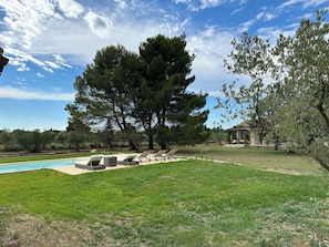 Outdoor pool - Villa Lou Cabanoun in Eygalières with view of the Alpilles mountains (Eygalières)