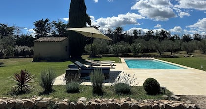 Villa Lou Cabanoun in Eygalières with view of the Alpilles mountains