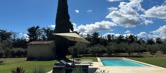 Villa Lou Cabanoun in Eygalières with view of the Alpilles mountains