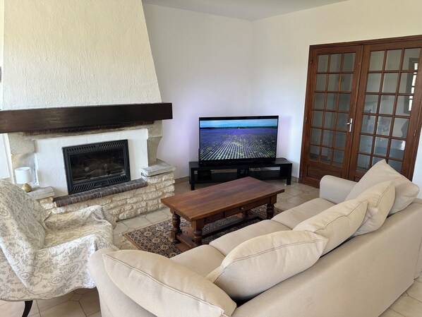 Smart TV, fireplace, computer monitors, printers - Villa Lou Cabanoun in Eygalières with view of the Alpilles mountains (Eygalières)