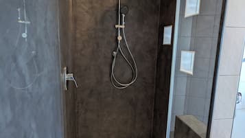 Douche, sĂšche-cheveux, bidet, serviettes fournies