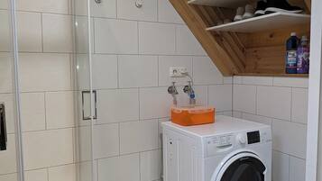 Douche, sĂšche-cheveux, bidet, serviettes fournies