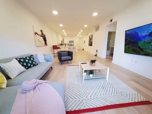 Stylish, Spacious, and Modern: 2 Bedroom Apartment in the Heart of Los Angeles