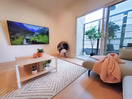 Stylish, Spacious, and Modern: 2 Bedroom Apartment in the Heart of Los Angeles