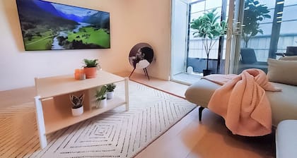 Stylish, Spacious, and Modern: 2 Bedroom Apartment in the Heart of Los Angeles