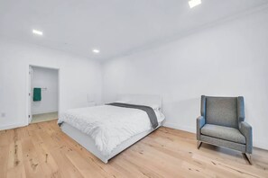 2 bedrooms, desk, iron/ironing board, WiFi